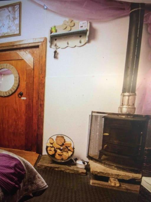 Cosy Woodland Romantic Retreat With Log Fires And Nature Luxury tent Sturry