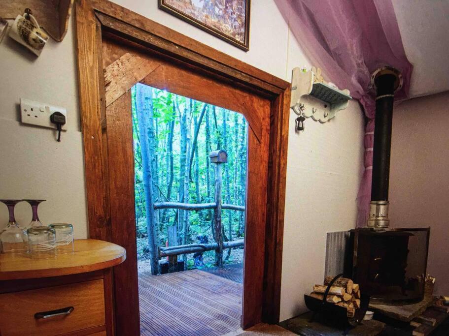 Cosy Woodland Romantic Retreat With Log Fires And Nature Luxury tent *